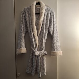 Pajama Drama Gray And White Super Soft Fleece Women's Snowflake Pattern Robe